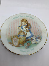 Load image into Gallery viewer, 5 Vintage Avon Collector&#39;s Plates Mother&#39;s Day 1981-1990